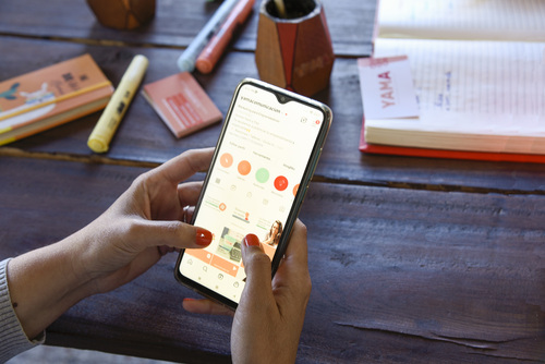 Manos de mujer tipeando