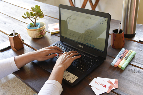 manos de mujer tipeando en pc