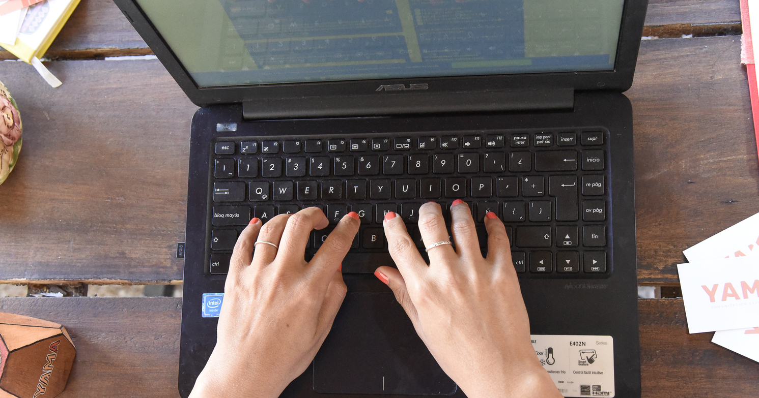 manos de mujer tipeando