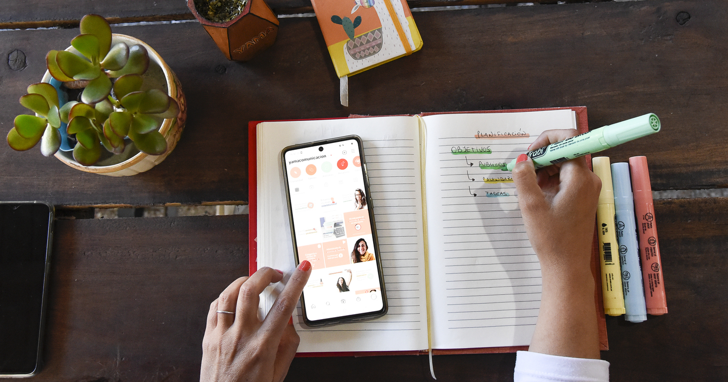 escritorio con elementos de trabajo