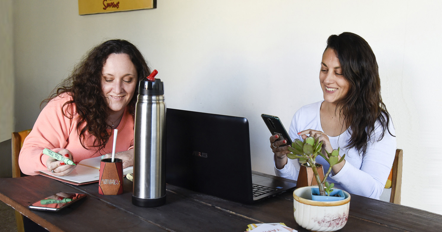 Yamila y Paola trabajando